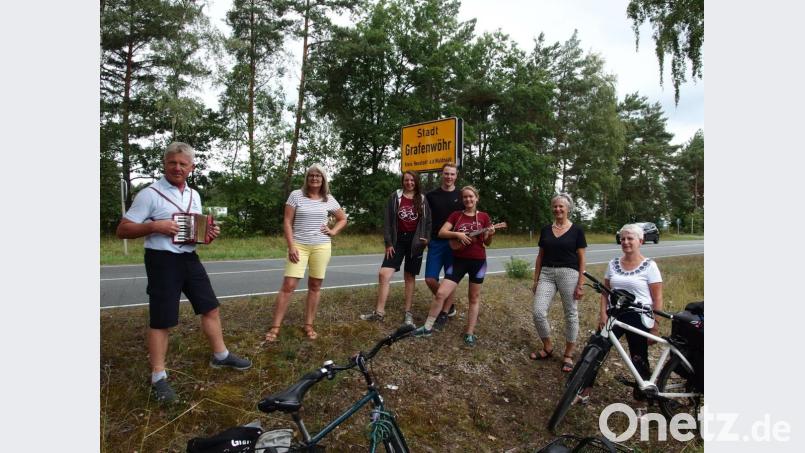 Station in Grafenwöhr machen drei junge Künstler (Mitte) bei ihrer Deutschlandtournee auf Rädern. Zweite Bürgermeisterin Anita Stauber (Zweite von rechts) und dritte Bürgermeisterin Anita Hessler (Zweite von links) sowie die Stadträte Gerald Morgenstern (links) und Conny Spitaler (rechts) empfangen die „Kultur auf Rädern“ standesgemäß mit Musik. Bild: exb