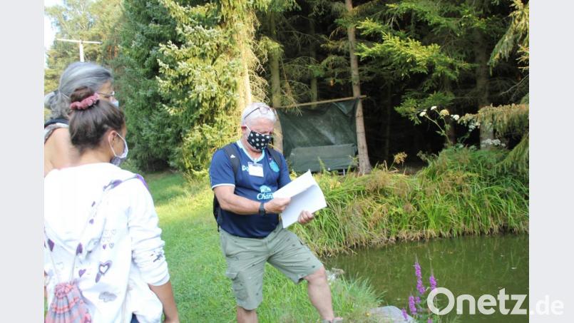 Bebbo Schuller erwies sich bei der Naturtour als Natur- und Heimatliebhaber mit einem rieichen Wissensschatz über die heimische Fauna und Flora, die er den Teilnehmern auf anschauliche Weise näher brachte. Bild: ads