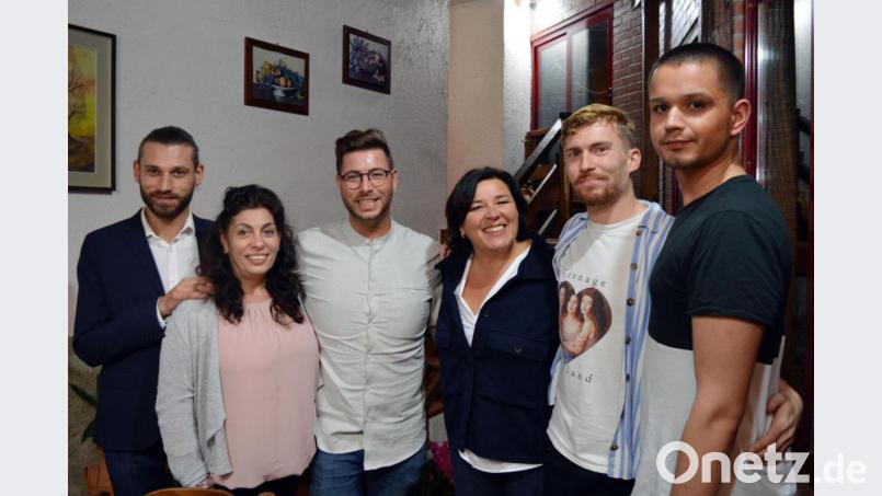 Folge fünf bei Schwiegertochter gesucht: Moderatorin Vera Int-Veen (Dritte von rechts) brachte überraschend Kandidat Giuseppe (ganz links) mit nach Italien. Genau wie Jaweed aus Weiden (ganz rechts) will er um das Herz von Andrea (Dritter von links) kämpfen. Bild: TVNOW