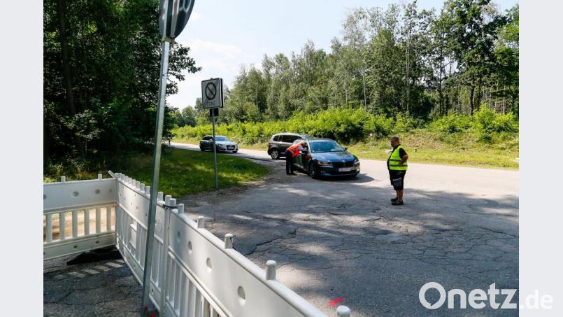Trotz Hinweisschildern versucht ein Fahrzeug nach dem anderen, in die Seepromenade einzubiegen. Dort wacht aber Security, der Bürgermeister weist den Weg. Bild: Hösamer