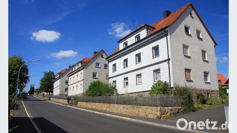 Die Häuserzeile an der Fuchsmühler Marienstraße ist Eigentum der Marktgemeinde. Offen bleibt nach wie vor, ob die drei Gebäude saniert oder zurückgebaut werden, um dort neue Wohneinheiten entstehen zu lassen. Bild: wro