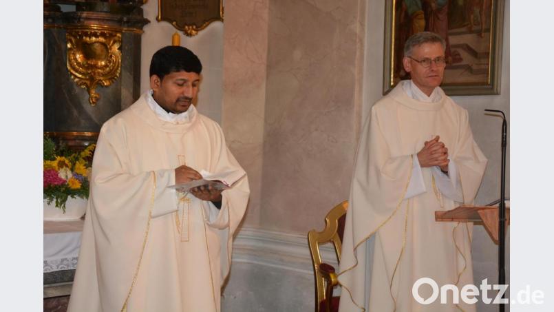 Professor Dr. Wolfgang Vogl (rechts) war Hauptzelebrant und Prediger beim jüngsten Resl-Gebetstag in der Konnersreuther Pfarrkirche. Links im Pater John Gali vom Kloster Fockenfeld. Bild: jr