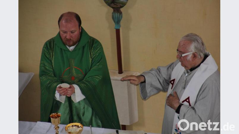 Pfarrvikar Markus Hochheimer und Ruhestandsgeistlicher Ferdinand Kohl zelebrierten den Festgottesdienst. Bild: kro