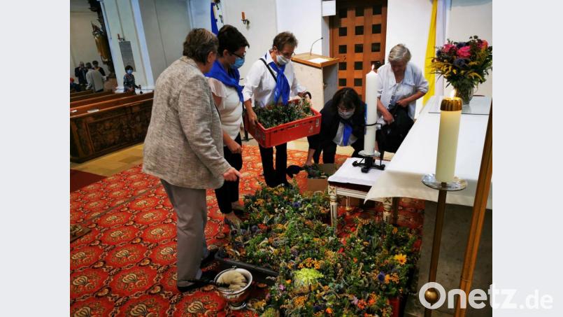 Die Vorstandschaft des Frauenbundes ließ die 150 Kräuterbuschen in der Kirche segnen. Bild: gz