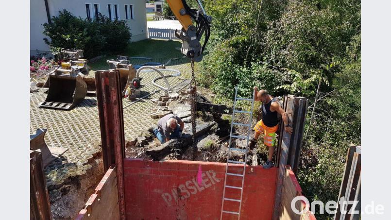 Bei Baggerarbeiten an der Vilsbrücke werden uralte Eichenpfähle gefunden, die vermutlich von einer alten Holzbrücke über die Vils stammen und die die Stadt Vilseck vor der Entsorgung retten konnte. Bild: rha