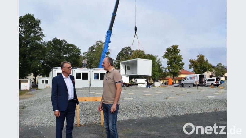 Bürgermeister Franz Stahl (links) wollte selbst dabei sein, wenn die Raummodule für den Kindergarten „einfliegen“. Lutz Zangl, Mitarbeiter des Stadtbauamts, erklärte den weiteren Ablauf des Aufbaus der Übergangslösung. Bild: szl