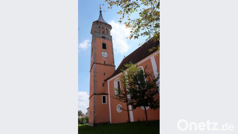 In der evangelischen Kirche wird zur Kirchweih Gottesdienst gefeiert. Bild: le