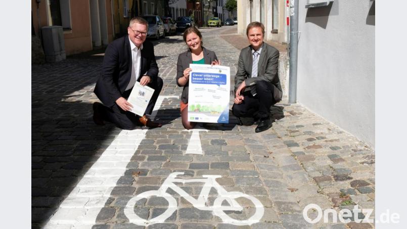 Corinna Lowert (Mitte) wirbt 2019 mit Oberbürgermeister Michael Cerny (links) und Referatsleiter Bernhard Mitko für die Mobilitätswoche. Die gebürtige Neustädterin ist Klimaschutzmanagerin der Stadt Amberg. Bild: Susanne Schwab, Stadt Amberg