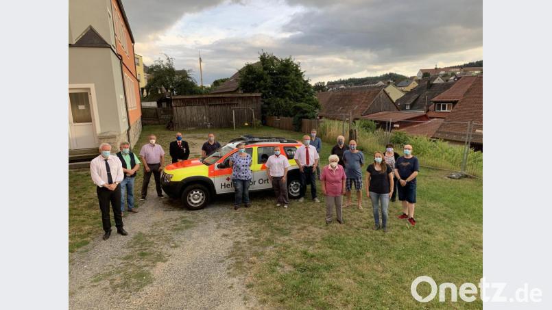 Die BRK-Bereitschaft ehrt treue Mitglieder.Von links Stefan Seitz, Erich Sperber, Josef Stangl,Oliver Hellmich , Markus Zimmermann, Marianne Schieder, Franziska Bablitschky, Silvio Rupp, Alexander Herzner, Fanny Giehl, Thomas Reichert, Thomas Gaßner, Ramona Meixner Brigitte Neuber und Patrick Ascherl. Bild: wrm