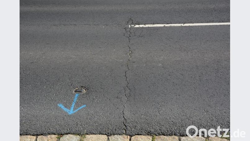 Enorme Straßenschäden weist die Egerer Straße auf, wohl in Folge das starken Lastwagen-Verkehrs, mit mehreren hundert Schwerlastern pro Tag. Bild: jr