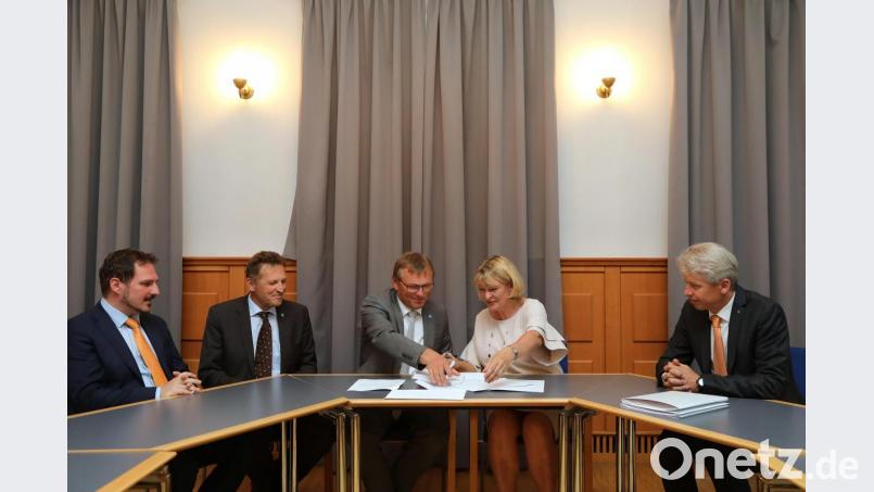 Die Vertreter des Klinikums St. Marien Amberg bei der Unterschrift. Im Bild von links: Professor Stefan Sesselmann, Harald Hollnberger, Ärztlicher Direktor des Klinikums, Vorstand Manfred Wendl, OTH-Präsidentin Andrea Klug und Dekan Ralf Ringler. Bild: Wolfgang Steinbacher