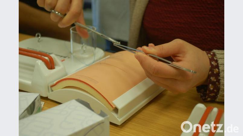 An künstlicher Haut üben die Medizinstudenten das Nähen. Bild: gib