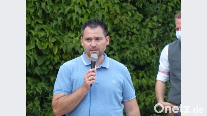 Bürgerrmeister Sebastian Hartl begrüßte die Künstler und Besucher. Bild: hme