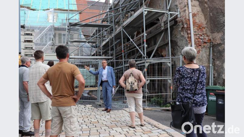 Bürgermeister Franz Stahl führte die Teilnehmer der Exkursion zu den wichtigen Baustellen der Stadt. Bild: Stadt Tirschenreuth/exb