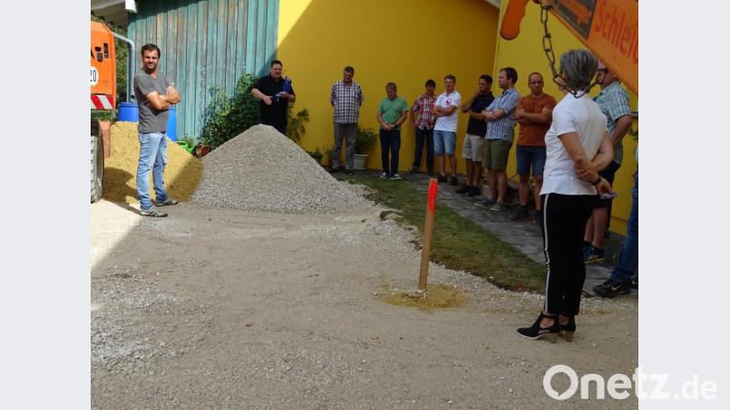 An die Westseite des Kindergartengebäudes kommen demnächst sechs Container, um mehr Platz für die Krippenkinder zu erhalten.
Bürgermeister Christian Ziegler (Zweiter von links) zeigte den Gemeinderäten, dass der Unterbau bereits geschaffen ist und verwies darauf, dass es sich um eine momentane Notlösung handelt. Bild: Houschka
