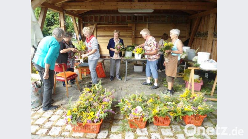 Fleißige Frauen beteiligten sich an der Vorbereitung der Verkaufsaktion am Fest Mariä Himmelfahrt. Ihr Engagement hat sich gelohnt. Bild: ld