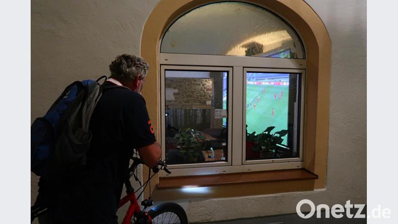 So geht's natürlich auch: Ein Kiebitz beim Champions-League-Halbfinale-Gucken. Bild: Kunz