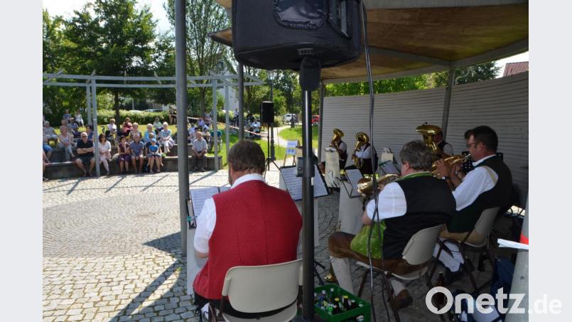 Rund 120 Zuhörer verfolgten die musikalische Stunde mit der &quot;Böhmischen Blechblous&#039;n&quot; im Stadtpark bei der zweiten Serenade, der Kaiserwetter geschenkt war. Bild: dob