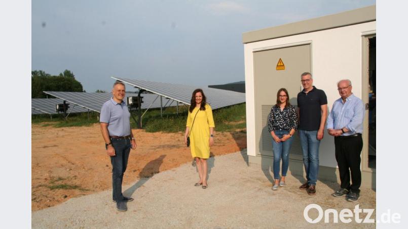 Landrat Roland Grillmeier (links) und Bürgermeisterin Margit Bayer (Zweite von links) besichtigen die neue Photovoltaikanlage der Metallverarbeitung Schraml, die eine kohlendioxidneutrale Produktion ermöglicht. Mit im Bild: Pauline Schraml, Geschäftsführer Alexander Schraml und Firmengründer Reinhold Schraml (ganz rechts). Bild: fpoz