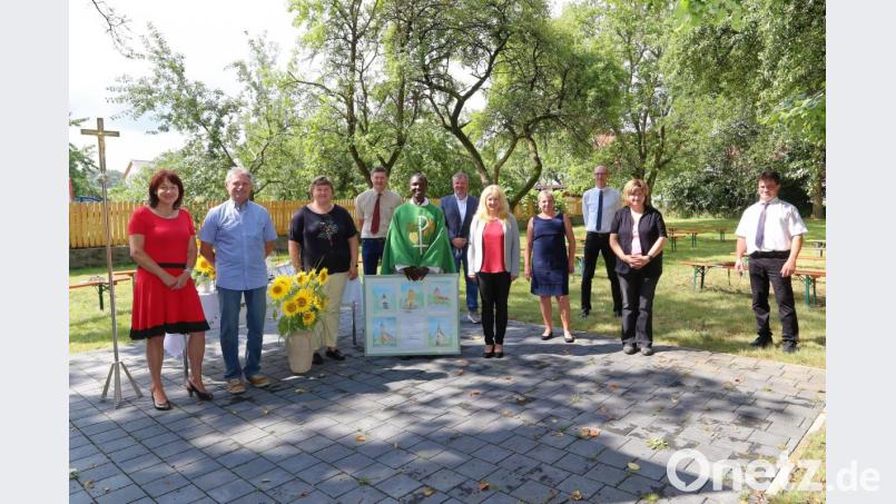 Die Vertreter der Pfarreiengemeinschaft Großschönbrunn-Freihung ließen es sich nicht nehmen, zum Abschied ein letztes gemeinsames Foto mit Pfarrer David Lubuulwa zu schießen. Bild: jud