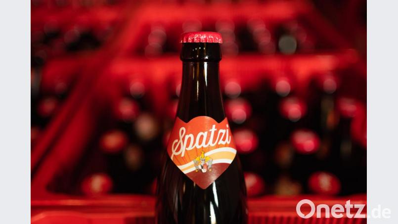 Eine Flasche des Cola-Mix &quot;Spatzi&quot; steht im Lager der Brauerei. Bild: Nicolas Armer/dpa