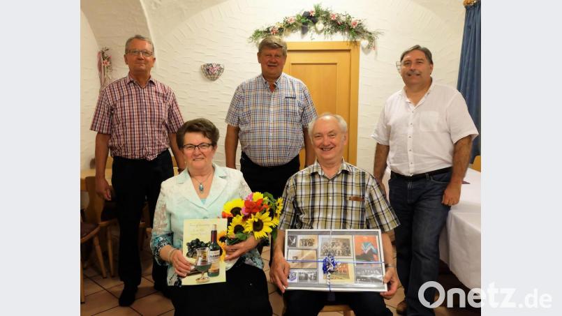 Der stets gute Laune verbreitende Bäckermeister in Ruhestand Erich Kern feiert sein 60-jähriges Tischtennisjubiläum mit Vereinskollegen (Erick Nickl stehend links und Günther Kick stehend rechts), die ihn auch zum 80. Geburtstag hoch leben lassen. Bürgermeister Martin Schregelmann überbringt die Glückwünsche der Gemeinde. Bild: wlr