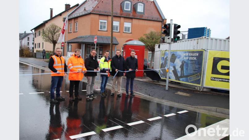 Vertreter des Staatlichen Bauamts, des Ingenieurbüros, von Baufirma und städtischem Bauamt (von links) nahmen am Freitag die Verkehrsfreigabe der Oberviechtacher Straße vor. Die siebenmonatige Straßensperrung fand damit ihr Ende. Bild: Thomas Dobler