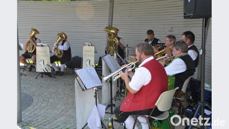 Rund 120 Zuhörer verfolgten die musikalische Stunde mit der &quot;Böhmischen Blechblous&#039;n&quot; im Stadtpark bei der zweiten Serenade, der Kaiserwetter geschenkt war. Bild: dob
