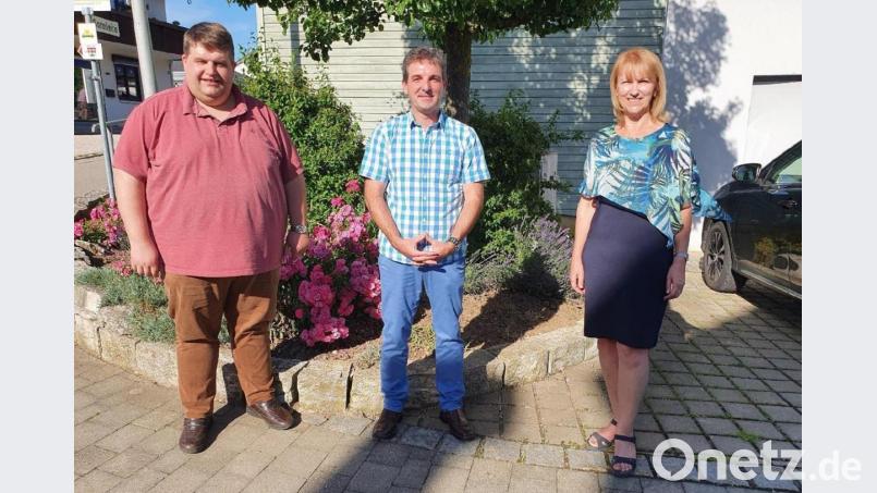 Wassermeister Elmar Halk (Mitte) ist der neue Vorsitzende der Wasserversorgung Schwend-Poppberg-Gruppe. Mit ihm freuen sich Illschwangs Bürgermeister Dieter Dehling und Birglands Bürgermeisterin Brigitte Bachmann. Bild: jp
