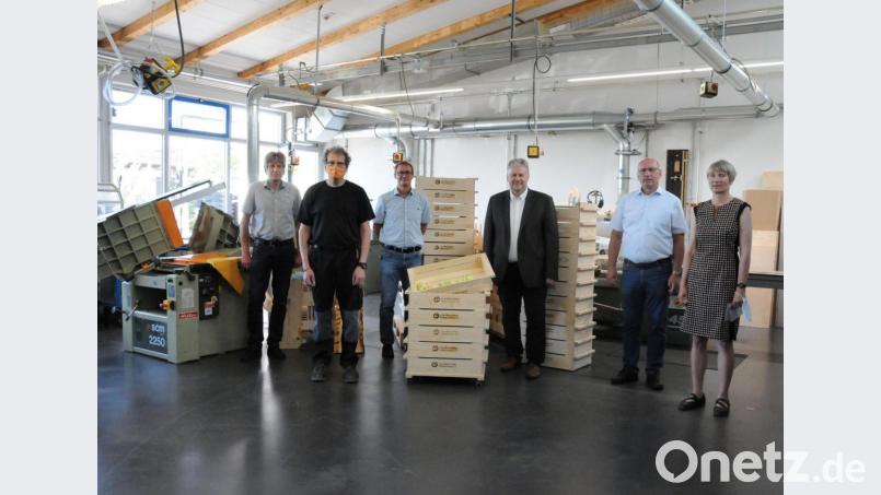 In der Schreinerei der Jura-Werkstätten präsentierten (von links) Werner Prüll (Technischer Leiter), Mitarbeiter Hubert Scheffmann, Geschäftsführer Bernhard Albrecht, Landrat Richard Reisinger, Eduard Freisinger (Vorsitzender Jura-Werkstätten) und Öko-Modellregion-Projektmanagerin Barbara Ströll die regionalen Holzkisten. Bild: Christine Hollederer/exb