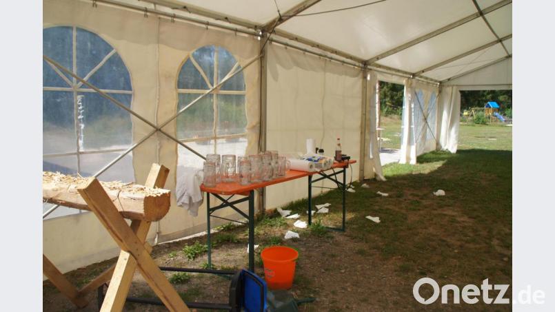 Der Rest vom Fest: Einige leere Bierkrüge standen am Donnerstag noch in dem Zelt, in den Geburtstag gefeiert wurde. Bild: sir