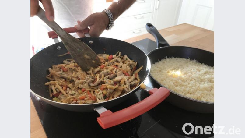 Portionsweise wurde das Fleisch angebraten. Wenn das Gemüse gar ist, wird es wieder dazu gegeben. Bild: Schiffer