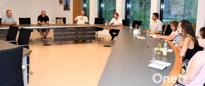 Bei einer informativen Gesprächsrunde im Gemeindezentrum Freudenberg (von links) Michael Scharl (LBV), Markus Raum (LBV) , Rudolf Leitl (Gebietsbetreuer beim Landschaftspflegeverband AS), Bürgermeister Alwin Märkl, Tim Jüntgen (Fischereiverein Amberg), Ines Filipovic (Investorin) sowie Katja Stiegler und Stefanie Ringer (beide AOVE). Bild: sche