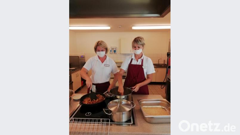 Natalja Kolep und Elena Lomakin (von links) kreierten griechische Schmankerln.. Bild: Regina Reinert, Senioren-Servicehaus/exb