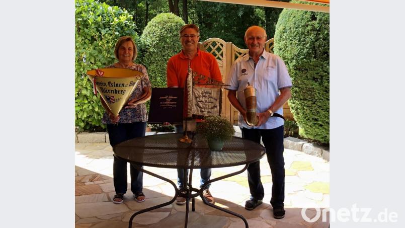 Bürgermeister Reiner Gäbl (Mitte) erhält von Anneliese Zimmermann und Johann Zimmermann die Vereinsutensilien. Bild: Markt Eslarn