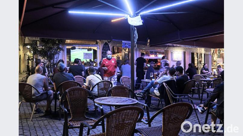 Die einzige Möglichkeiten für Gäste im Außenbereich des Lokals, Fußball zu gucken: Durch die Fensterscheibe oder die offene Tür. Bild: Kunz