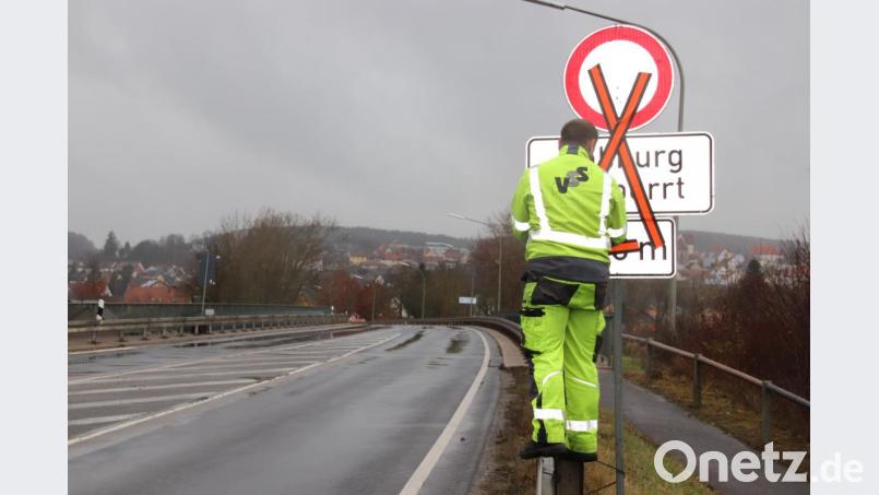 Seit Freitag kann man aus Richtung Kreisverkehr und Autobahn wieder geradeaus in die Nabburger Innenstadt fahren. Ein Mitarbeiter des Schilderdienstes klebte die Sperrungs- und Umleitungshinweise ab. Bild: Thomas Dobler