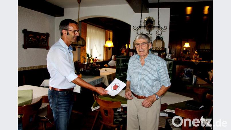 Bürgermeister Peter Achatzi gratulierte Helmut Bär (rechts) zum 80. Geburtstag und überreichte ein Präsent im Namen der Gemeinde Neukirchen. Bild: ds