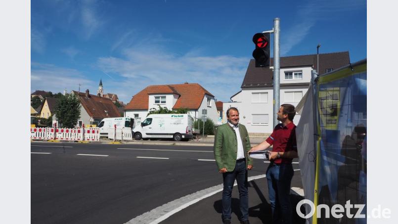 Die Ampel mit dem roten Pfeil an der Kreuzung Neunburger Straße/Oberviechtacher Straße sorgt für Sicherheit bei den querenden Fußgängern und erleichtert gleichzeitig den Linksabbiegern das Einscheren in die vorfahrtsberechtigte Straße. Bild: bl