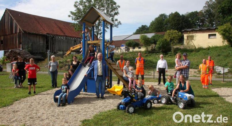 Der neue „Kaswast-Spielplatz" kostete rund 25.000 Euro und entstand in Eigenleistung. Übergeben wurde er an die Eltern und Kinder von Bürgermeister Toni Dutz (vorne Mitte) und den Bauhofmitarbeitern (rechts). Bild: wro