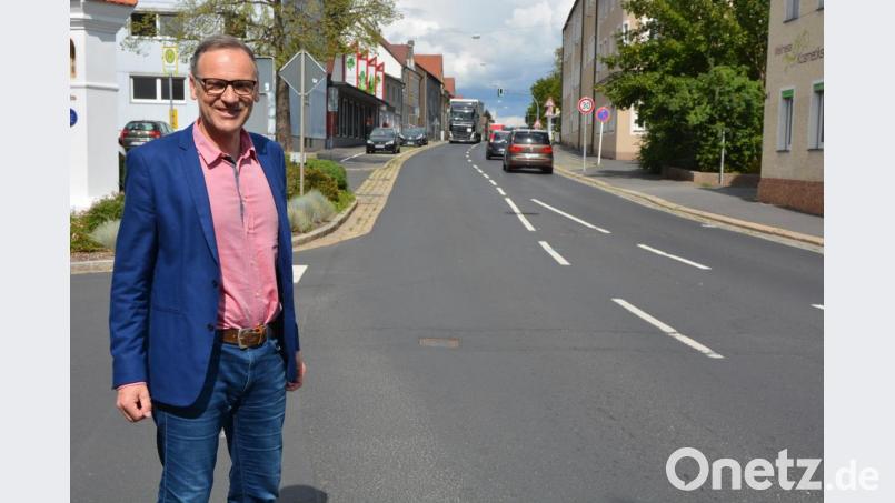 Bürgermeister Bernd Sommer steht an der Einmündung der Münchenreuther Straße in die Egerer Straße. Ab hier wird ab kommenden Montag, 24. August, der Verkehr mit einer Ampel einseitig auf der B 299 durch Waldsassen geleitet. Ab 14. September gibt es dann sogar eine Vollsperrung, Umleitungen sind eingerichtet. Bild: jr