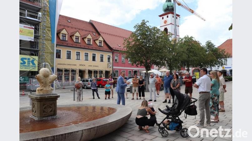 Bürgermeister Franz Stahl führte die Teilnehmer der Exkursion zu den wichtigen Baustellen der Stadt. Bild: Stadt Tirschenreuth/exb