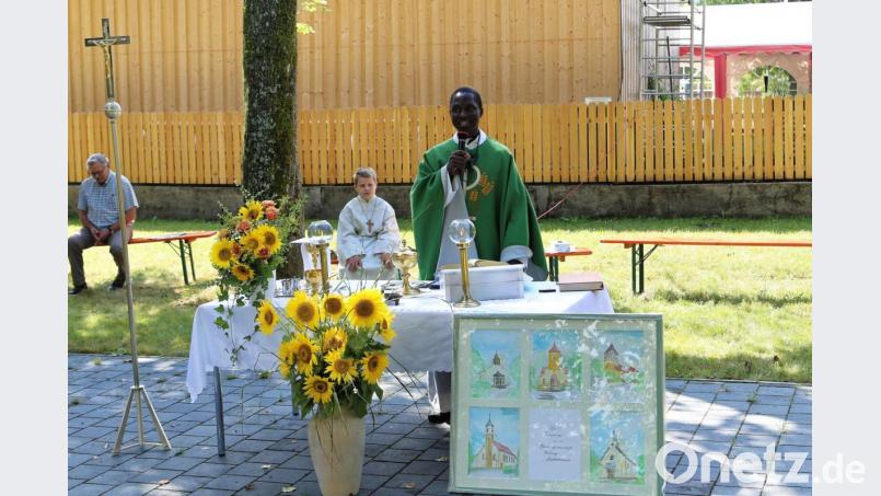 Pfarrer David bei seiner Abschiedsrede am Ende des Festgottesdienstes. Musikalisch hatte Organistin Michaela Stauber am E-Piano die Messe gestaltet, ein Chor-Quartett unter der Leitung von Helmut Fischer übernahm den gesanglichen Teil. Bild: jud