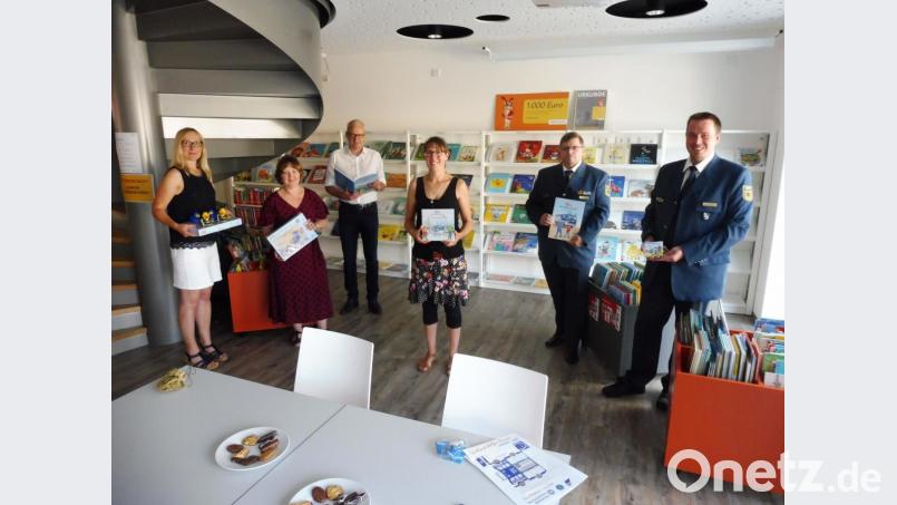 Mit dem Büchereiteam um Anita Pirner, Angelika Englhardt, Bürgermeister Bernhard Lindner und Cornelia Kemmel (von links) freuen sich stellvertretender THW-Ortsbeauftragter Harald Enßner und Ortsbeauftragter Günter Götz (von rechts) über die Bücherübergabe. Bild: ibj