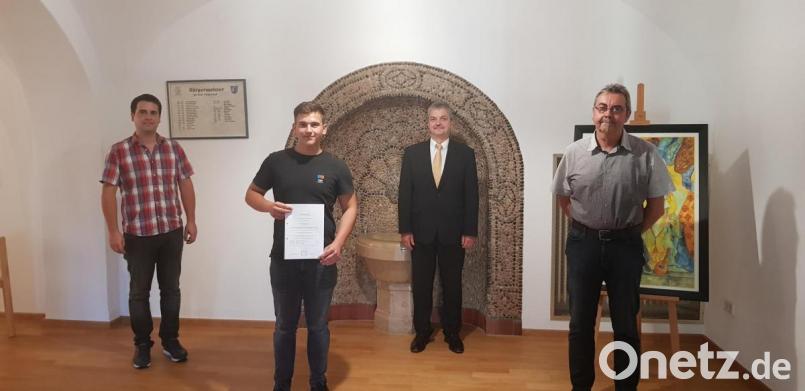 Maximilian Rewitzer (Zweiter von links) ist das Strahlen über die bestandene Abschlussprüfung ins Gesicht geschrieben. Bürgermeister Andreas Wutzlhofer (Zweiter von rechts), Kämmerer Rainer Dötsch und der neue Geschäftsleiter Thomas Herrmann (links) gratulieren dazu. Rewitzer übernimmt dessen Ressort im Einwohnermeldeamt. Bild: dob