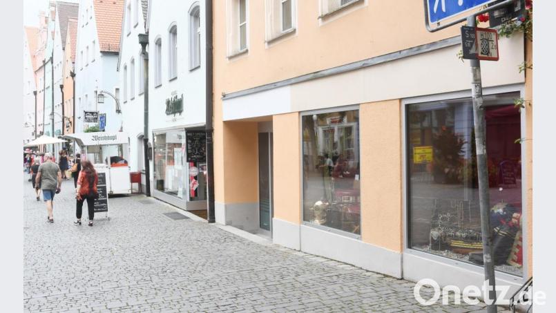 Reformhaus, Imbiss und demnächst Kurioses. Neben dem Oberen Tor eröffnet Wolfgang Huttarsch ein neues Geschäft. Bild: Gabi Schönberger