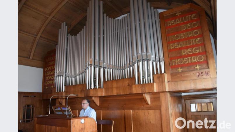 Neuer Glanz und alte Klangvielfalt kommen an. In der Hauskapelle des Salesianerklosters war in den vergangenen Monaten die Reiser-Orgel restauriert worden. Das Besondere an ihr: Sie ist ein Stück größer als die Orgel in der benachbarten Pfarrkirche St. Jakobus. Kirchenmusiker Bernhard Müllers gab ein Orgelkonzert. Bild: bö
