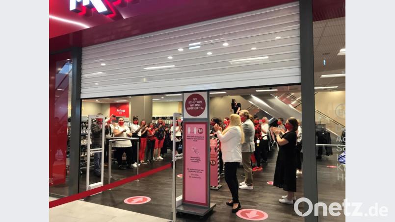 Das Rolltor geht hoch - Applaus der Belegschaft, dass es nun losgeht: Donnerstagmorgen bei TK Maxx im NOC. Bild: Gabi Schönberger