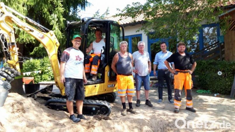 Die Ebnather Bauhofmitarbeiter, Bürgermeister Wolfgang Söllner, Zweiter von rechts), Bauleiter Hubert Becher (Dritter von rechts) und Kirchenpfleger Stefan Kausler (links) sind stolz auf das Werk.. Bild: soj