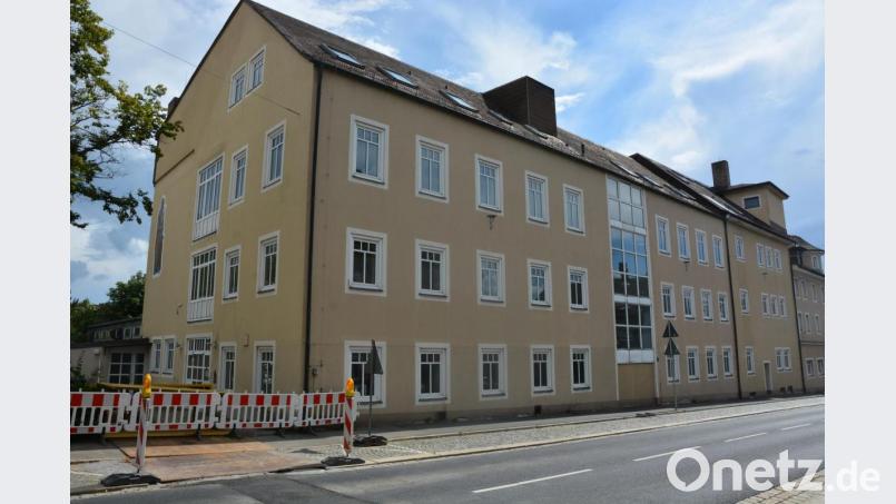 Das ehemalige Altenheim St. Maria an der Egerer Straße soll im Frühjahr 2021 abgerissen werden. Anschließend wird an gleicher Stelle mit dem Neubau der Außenstelle des Landesamts für Digitalisierung begonnen. Bild: jr
